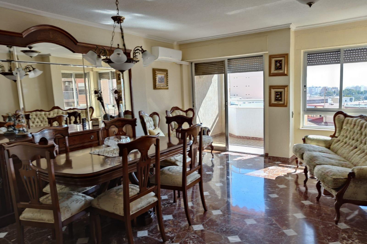 Resale - Apartment  - Villajoyosa - 2a linea