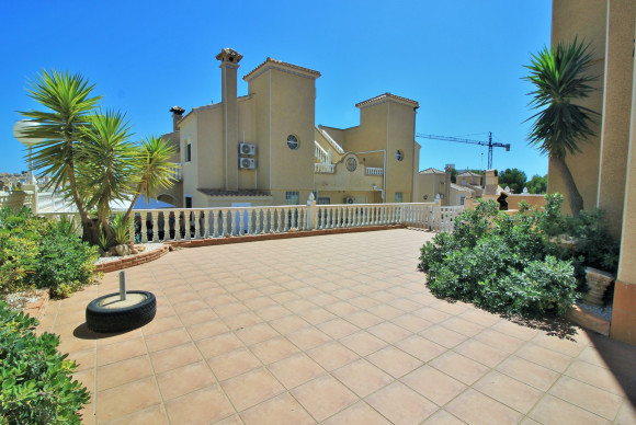 Resale - Townhouse - Villamartin