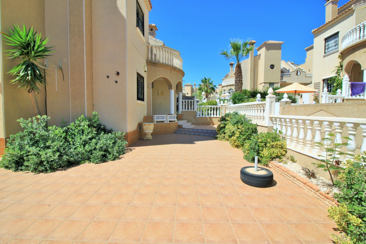 Resale - Townhouse - Villamartin