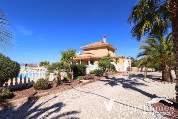 Resale - Villa - Purias