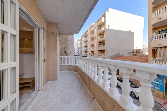 Resale - Apartment  - Torrevieja - Estacion de autobuses