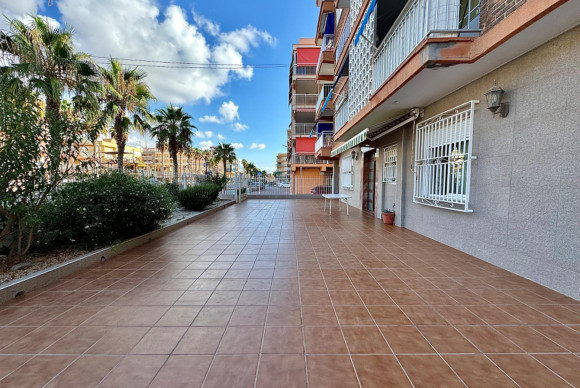 Resale - Apartment  - Torrevieja - Playa de los Naufragos