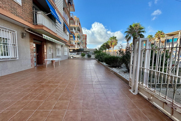 Resale - Apartment  - Torrevieja - Playa de los Naufragos