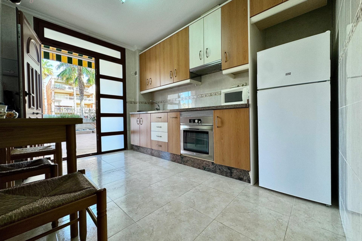 Resale - Apartment  - Torrevieja - Playa de los Naufragos