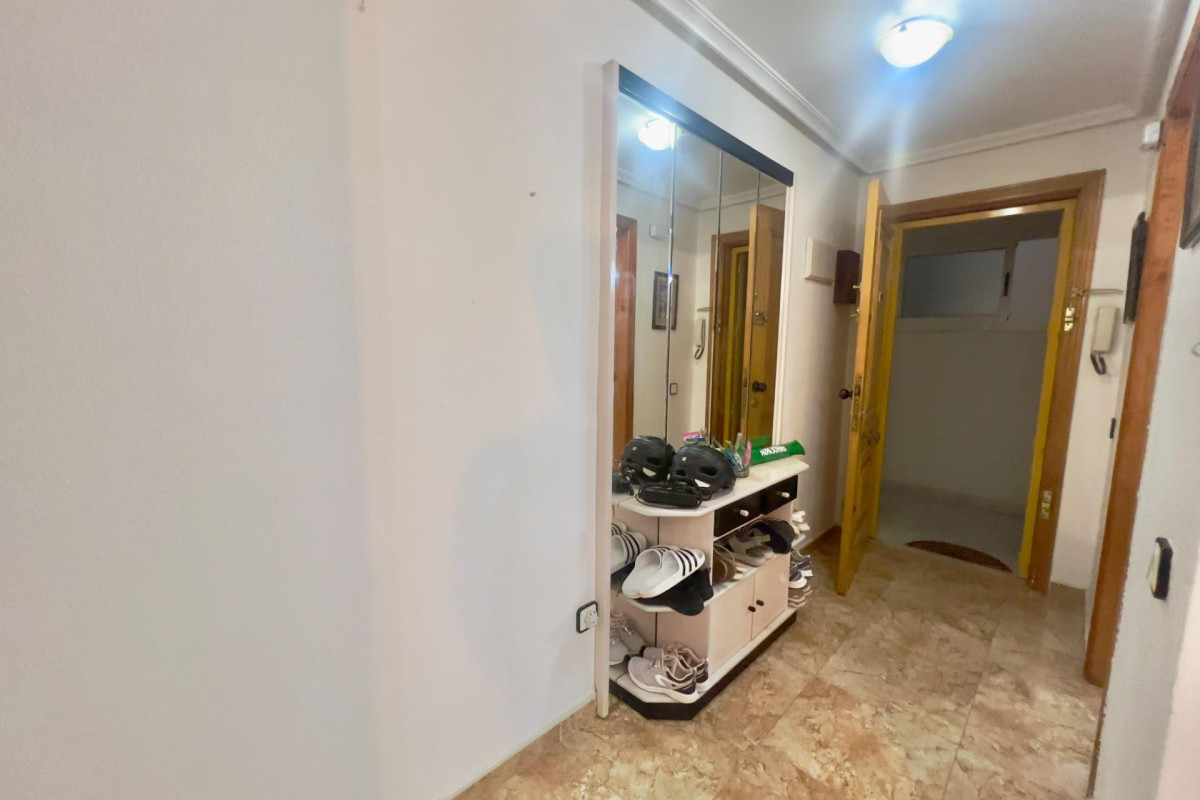 Resale - Apartment  - Torrevieja - Playa de los locos