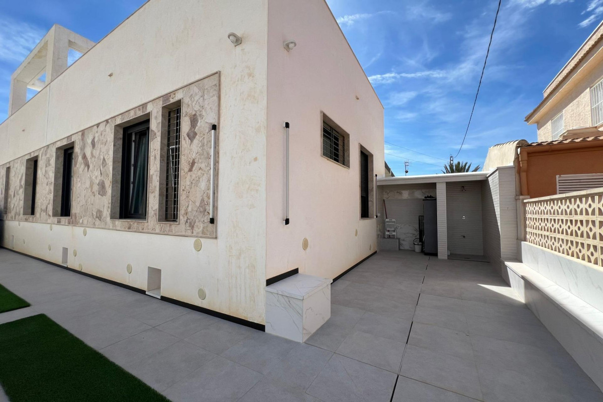 Resale - Villa de Lujo - Torrevieja - La Mata