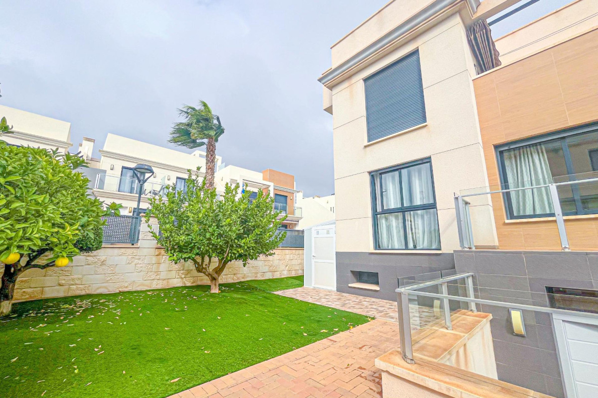 Resale - Villa de Lujo - Orihuela Costa - La Zenia