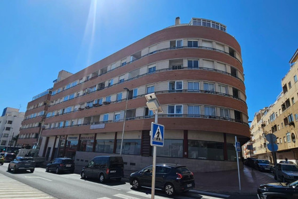 Resale - Apartment  - Torrevieja - Playa de los Locos