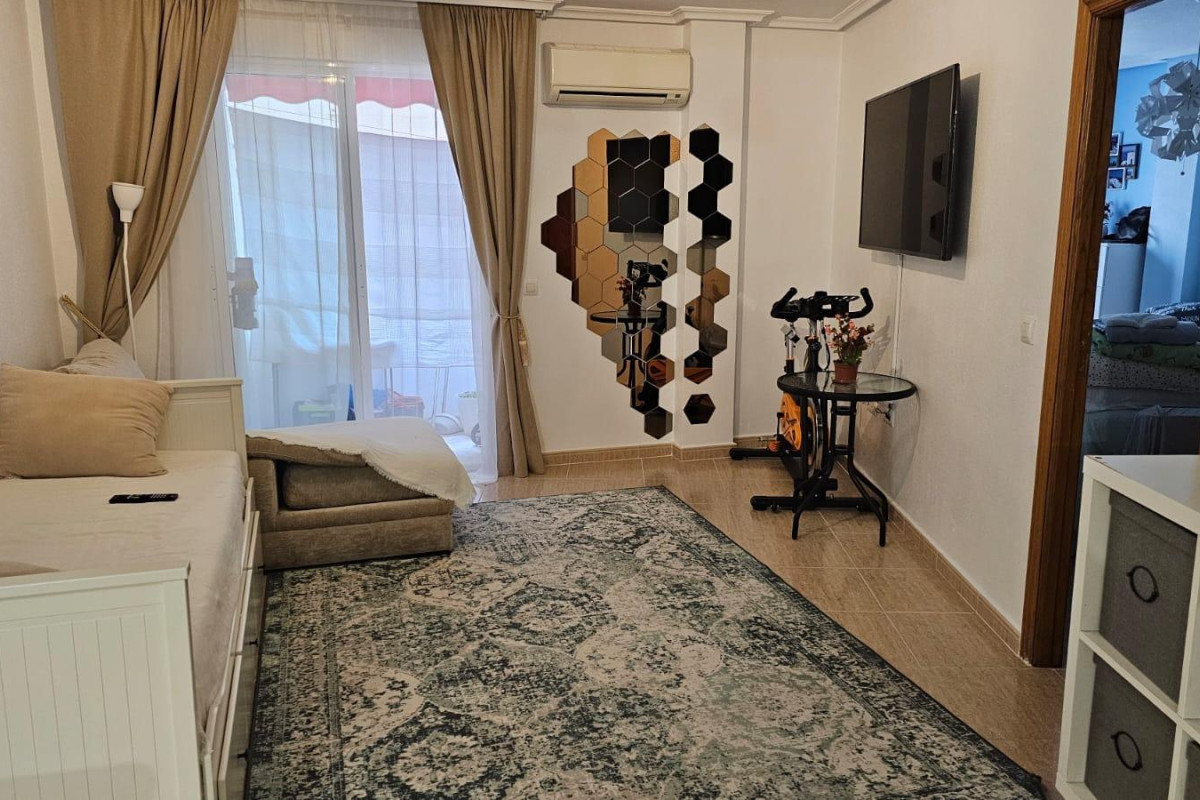 Resale - Apartment  - Torrevieja - Playa de los Locos