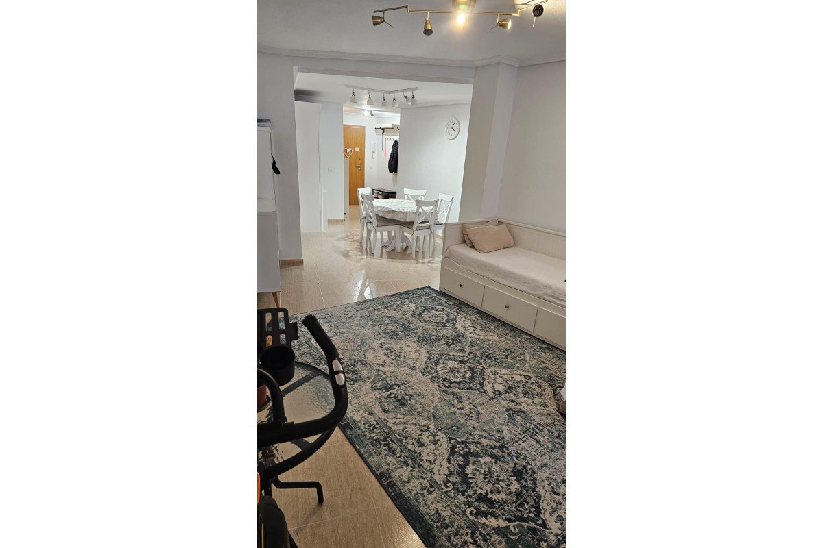 Resale - Apartment  - Torrevieja - Playa de los Locos