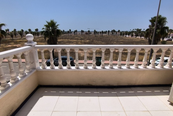 Reventa - Casa semi independiente - Ciudad Quesada