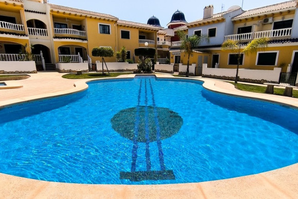 Reventa - Casa semi independiente - Ciudad Quesada