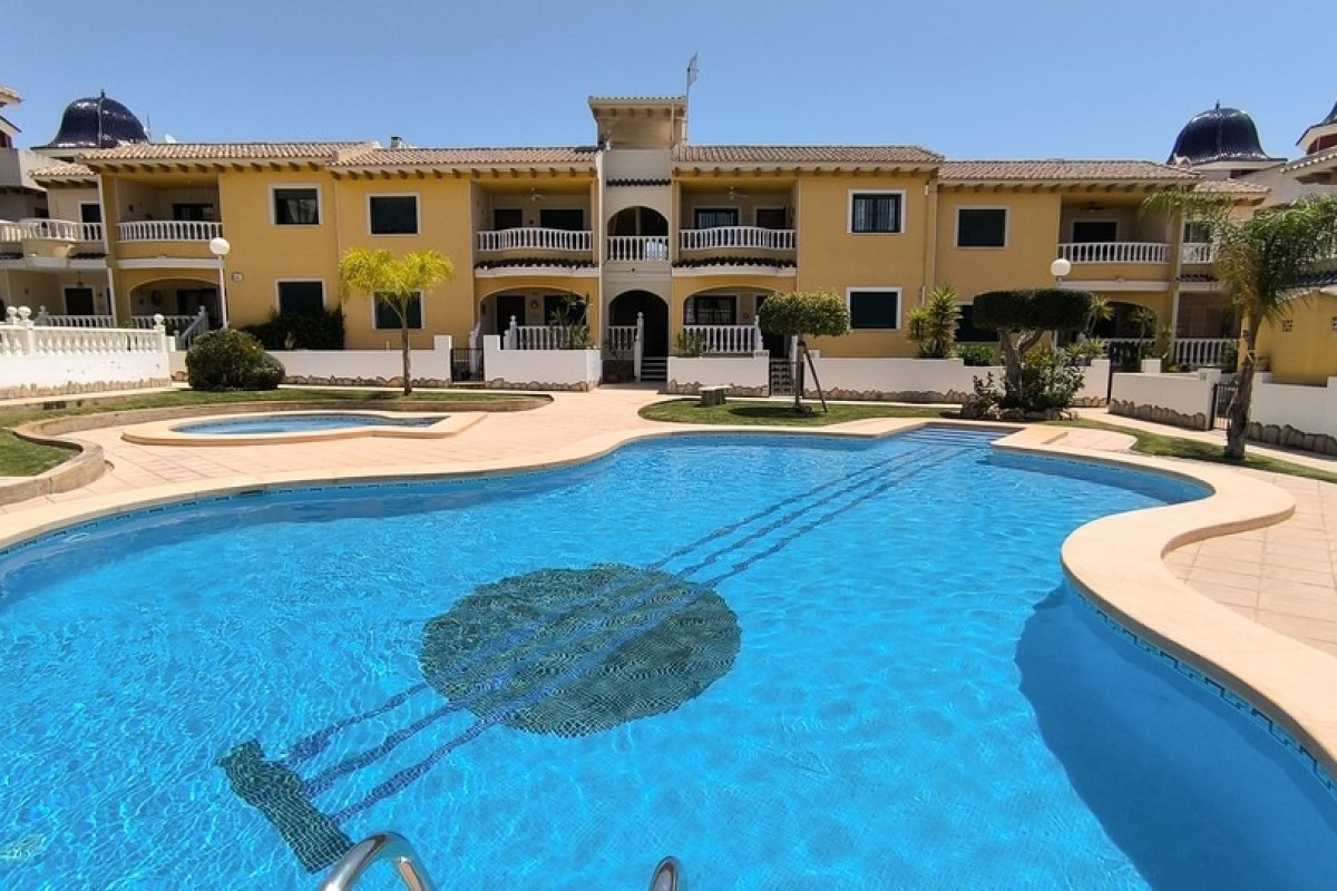 Reventa - Casa semi independiente - Ciudad Quesada