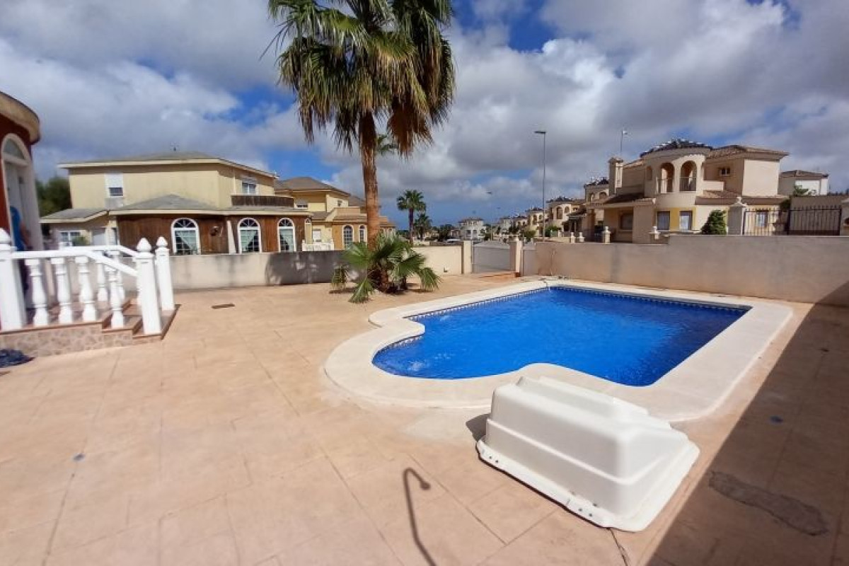 Resale - Villa - Pinar de Campoverde