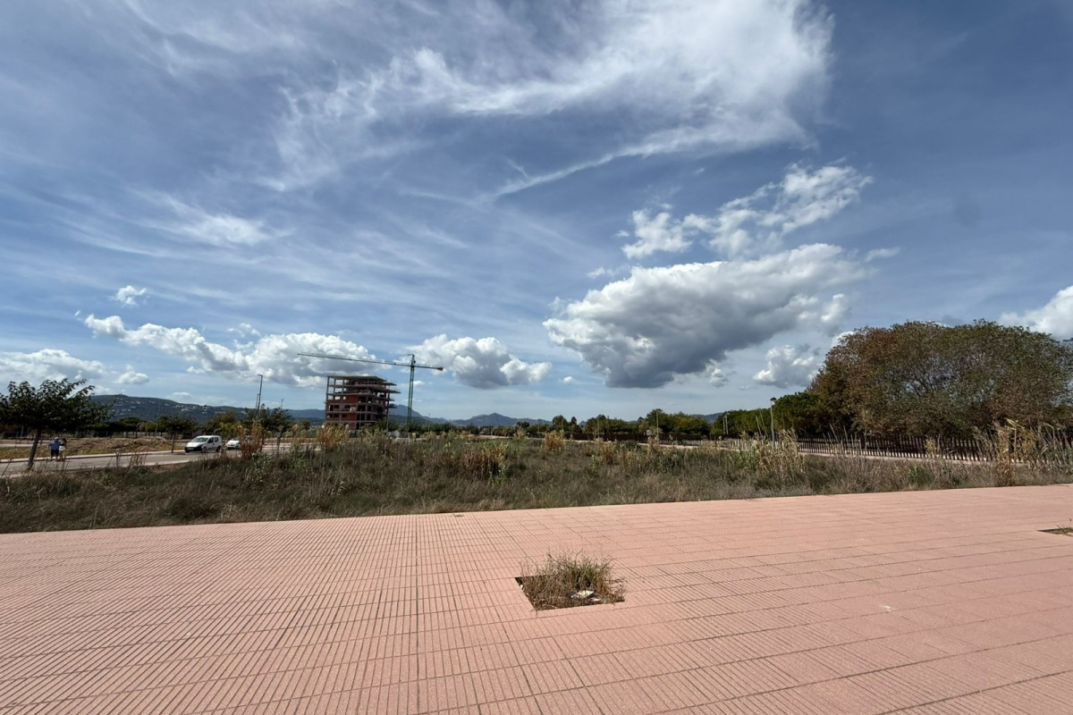 Herverkoop - urban plot - Piles - Playa