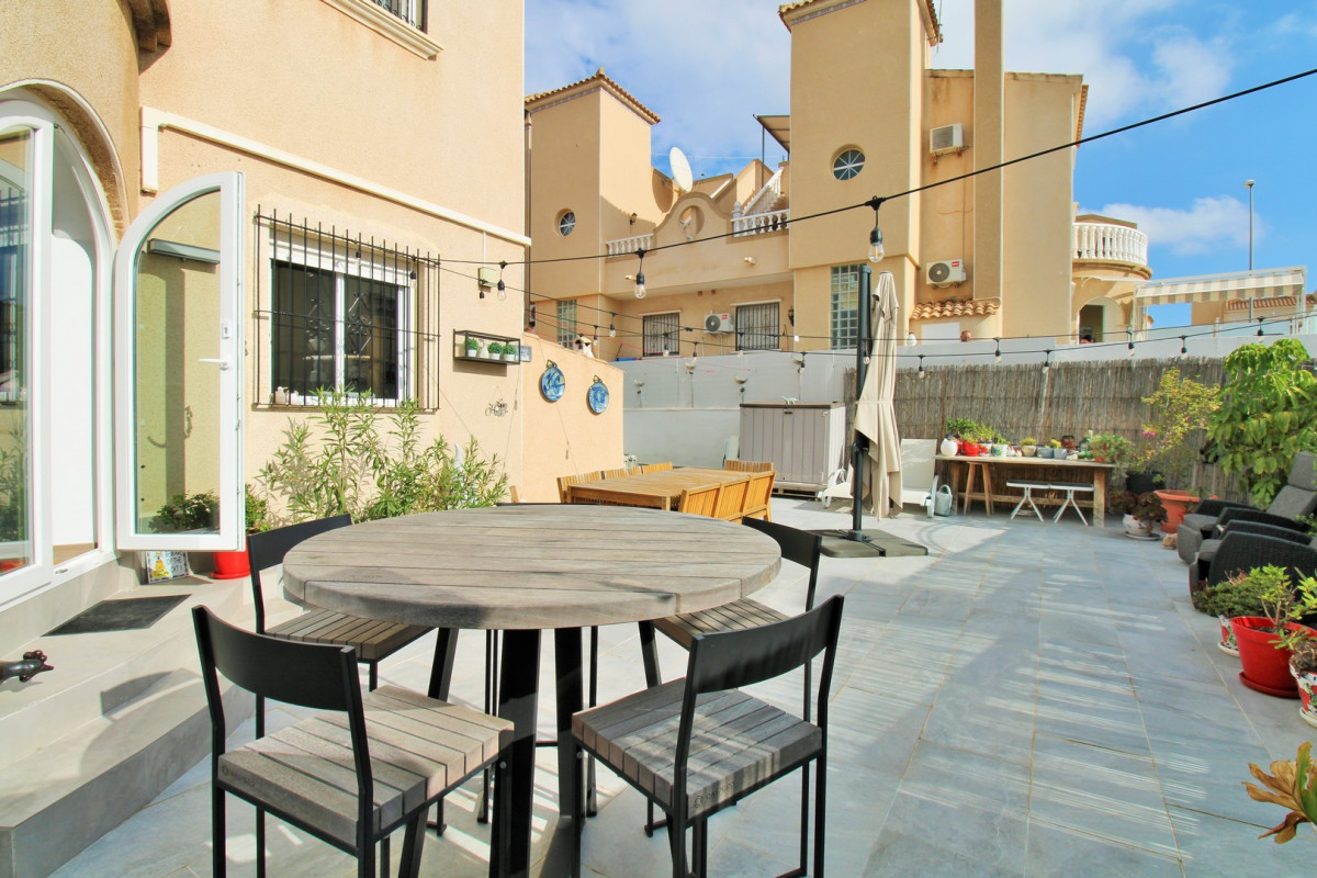 Resale - Townhouse - Villamartin