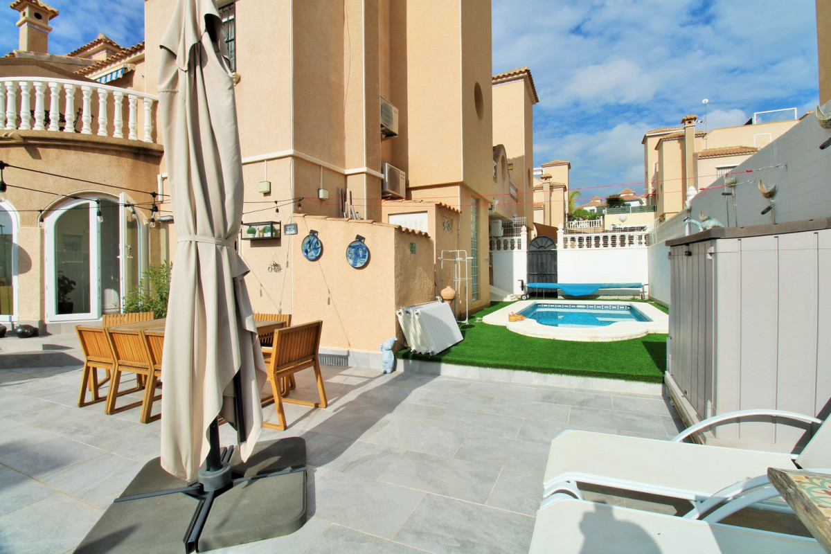 Resale - Townhouse - Villamartin