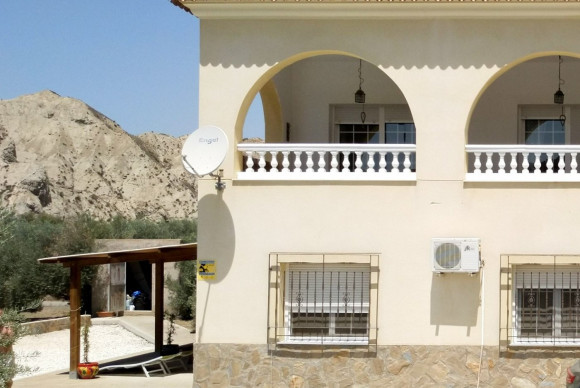 Resale - Casa con terreno - Alsodux - ALMERIA