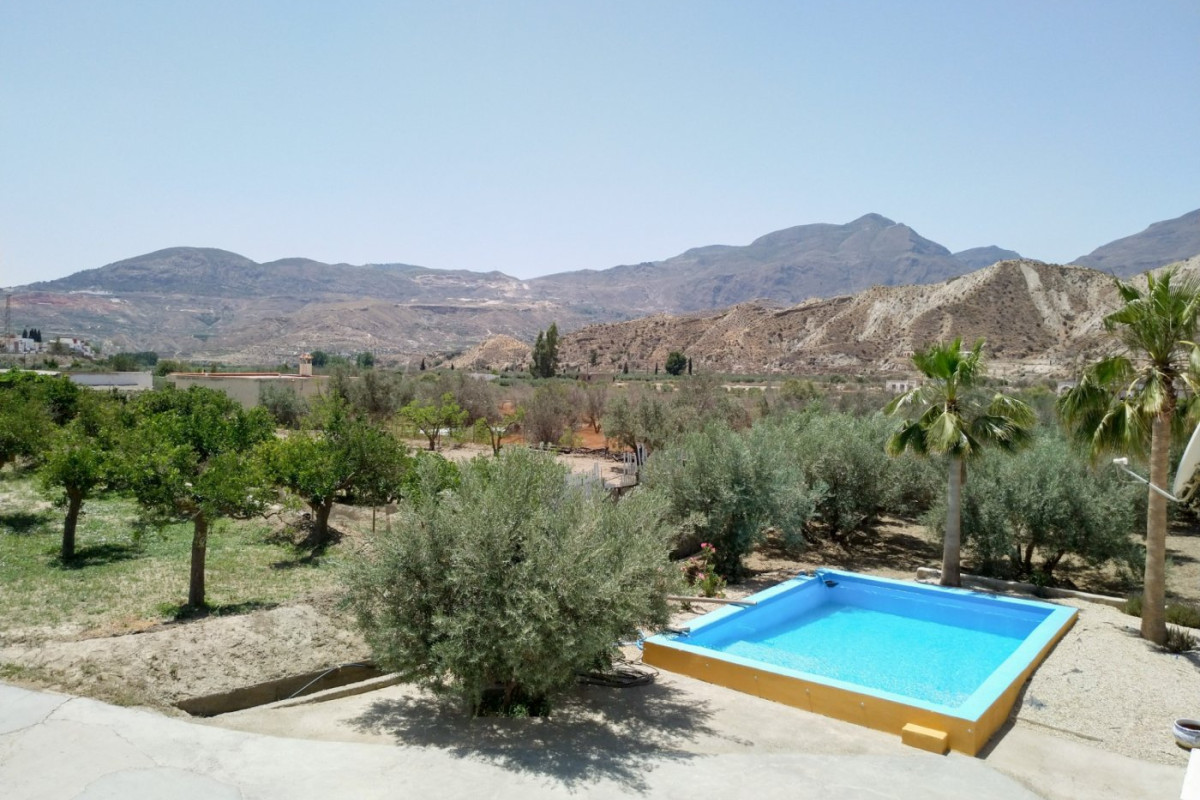 Resale - Casa con terreno - Alsodux - ALMERIA