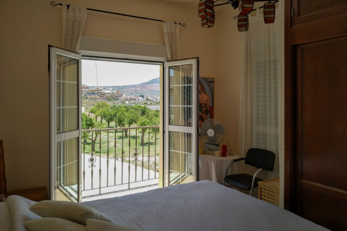 Resale - Casa con terreno - Alsodux - ALMERIA