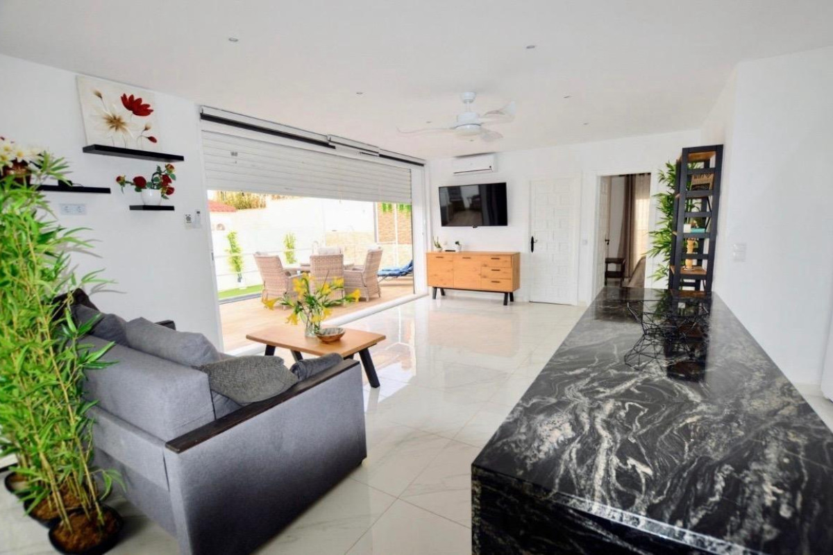 Reventa - Villa - San Miguel de Salinas - Urbanizacion blue lagoon