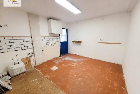 Reventa - Local Comercial - Valencia - Benicalap