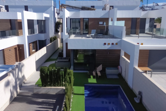 Reventa - Casa semi independiente - Benijofar