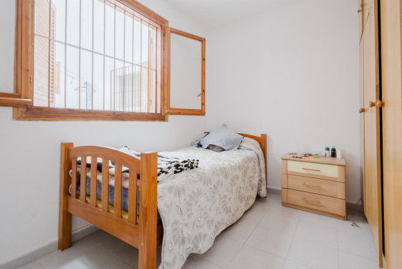 Resale - Apartment  - Torrevieja - Playa de La Acequion