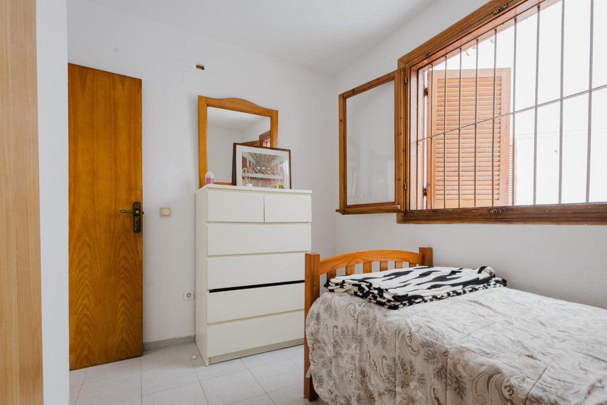 Resale - Apartment  - Torrevieja - Playa de La Acequion