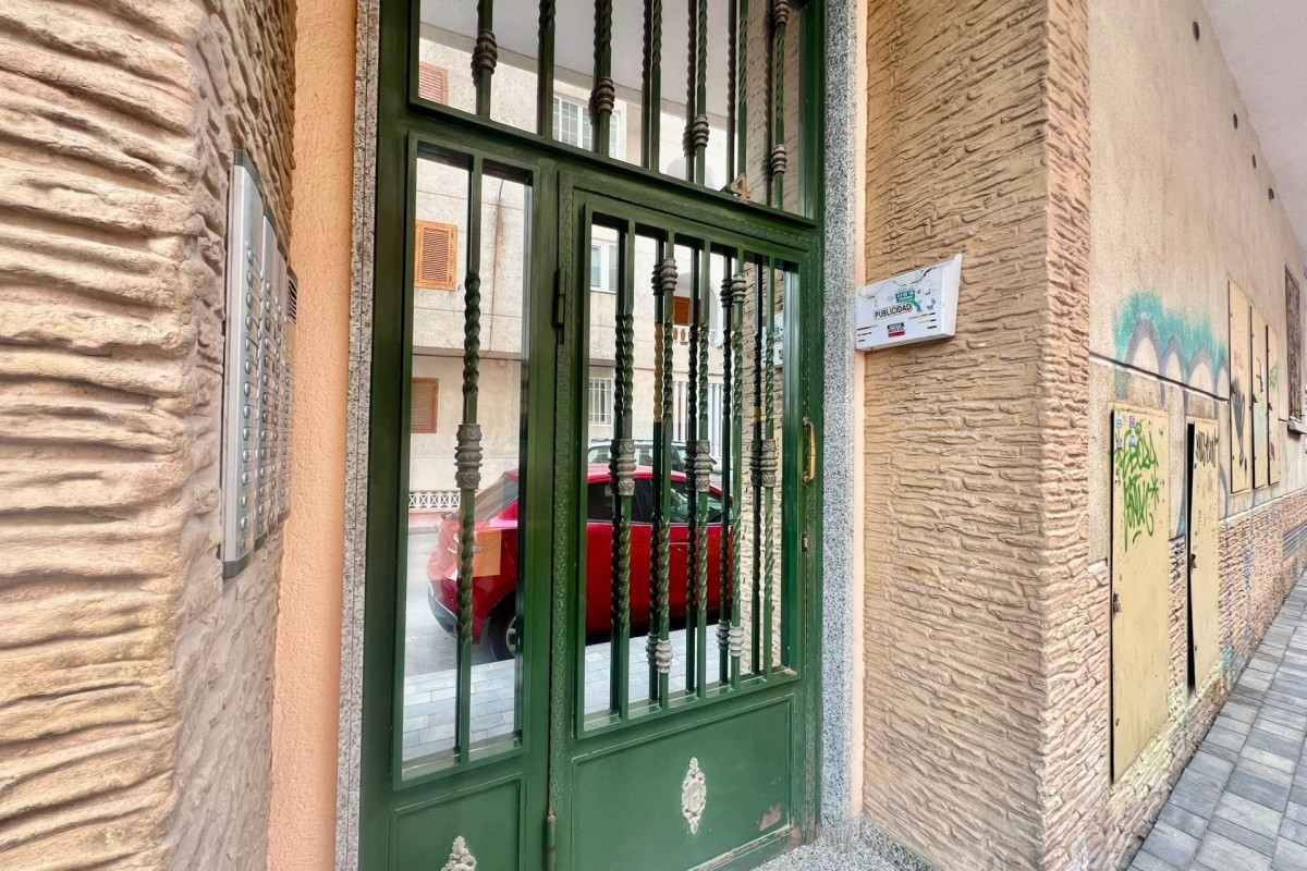 Resale - Apartment  - Torrevieja - Playa de los Locos