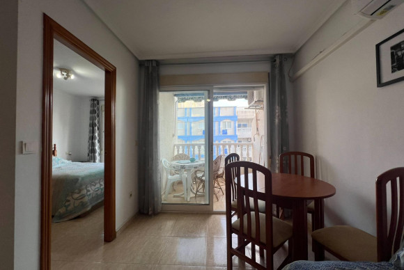 Resale - Apartment  - Torrevieja - Playa de los Locos