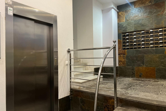 Resale - Apartment  - Torrevieja - Playa de los Locos