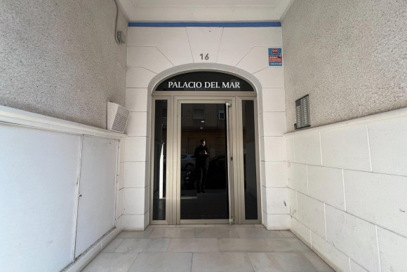 Resale - Apartment  - Torrevieja - Playa de los Locos