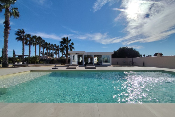 Resale - Villa - El Mudamiento