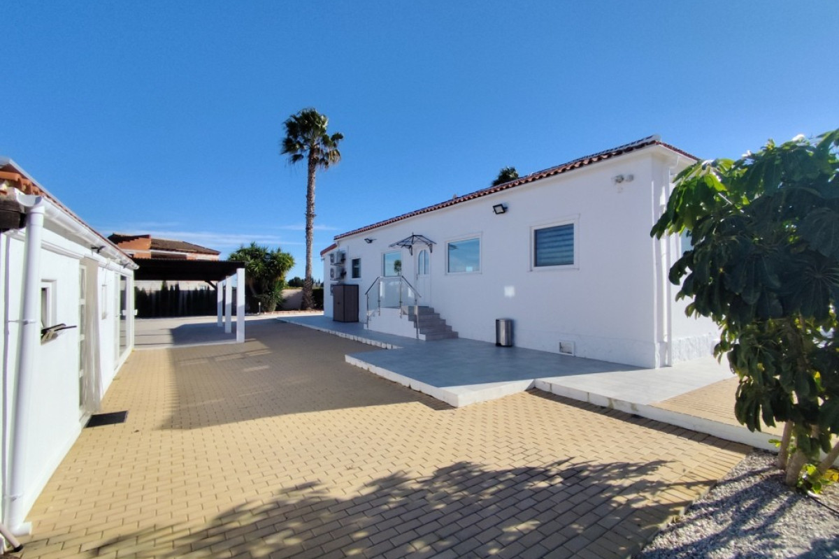 Resale - Villa - El Mudamiento