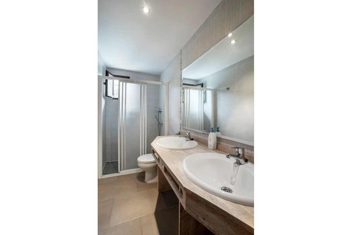 Resale - Villa - Naquera - Casco Urbano