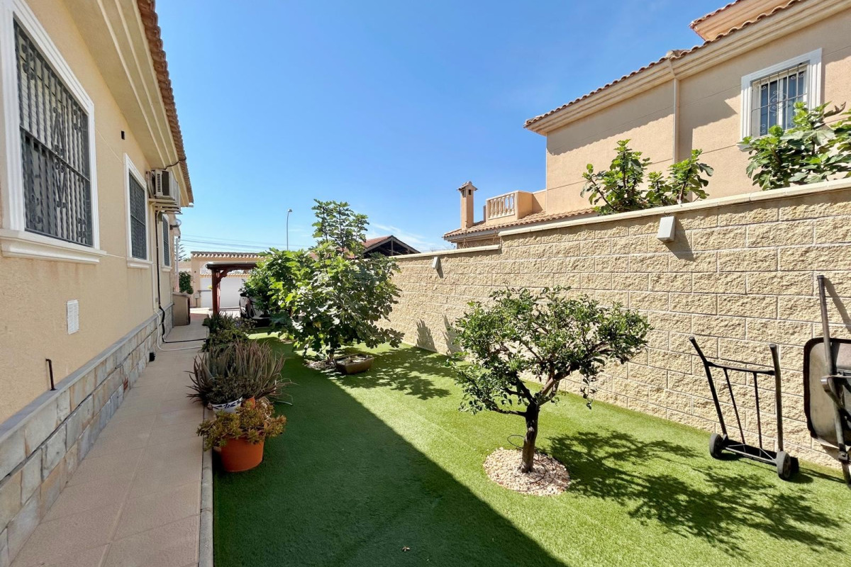 Reventa - Villa for sale - Torrevieja - La Siesta