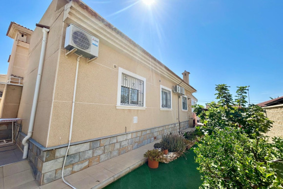 Reventa - Villa for sale - Torrevieja - La Siesta