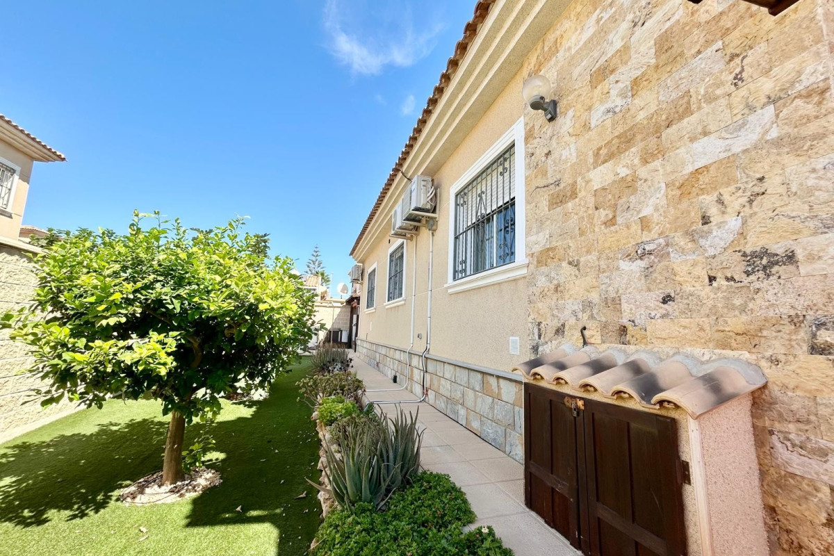 Reventa - Villa for sale - Torrevieja - La Siesta